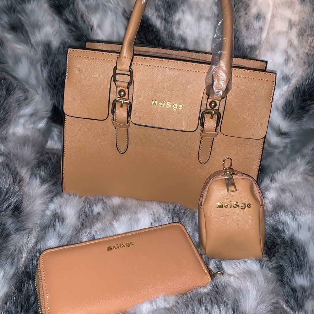 Tan Handbag 👜 with matching wallet!